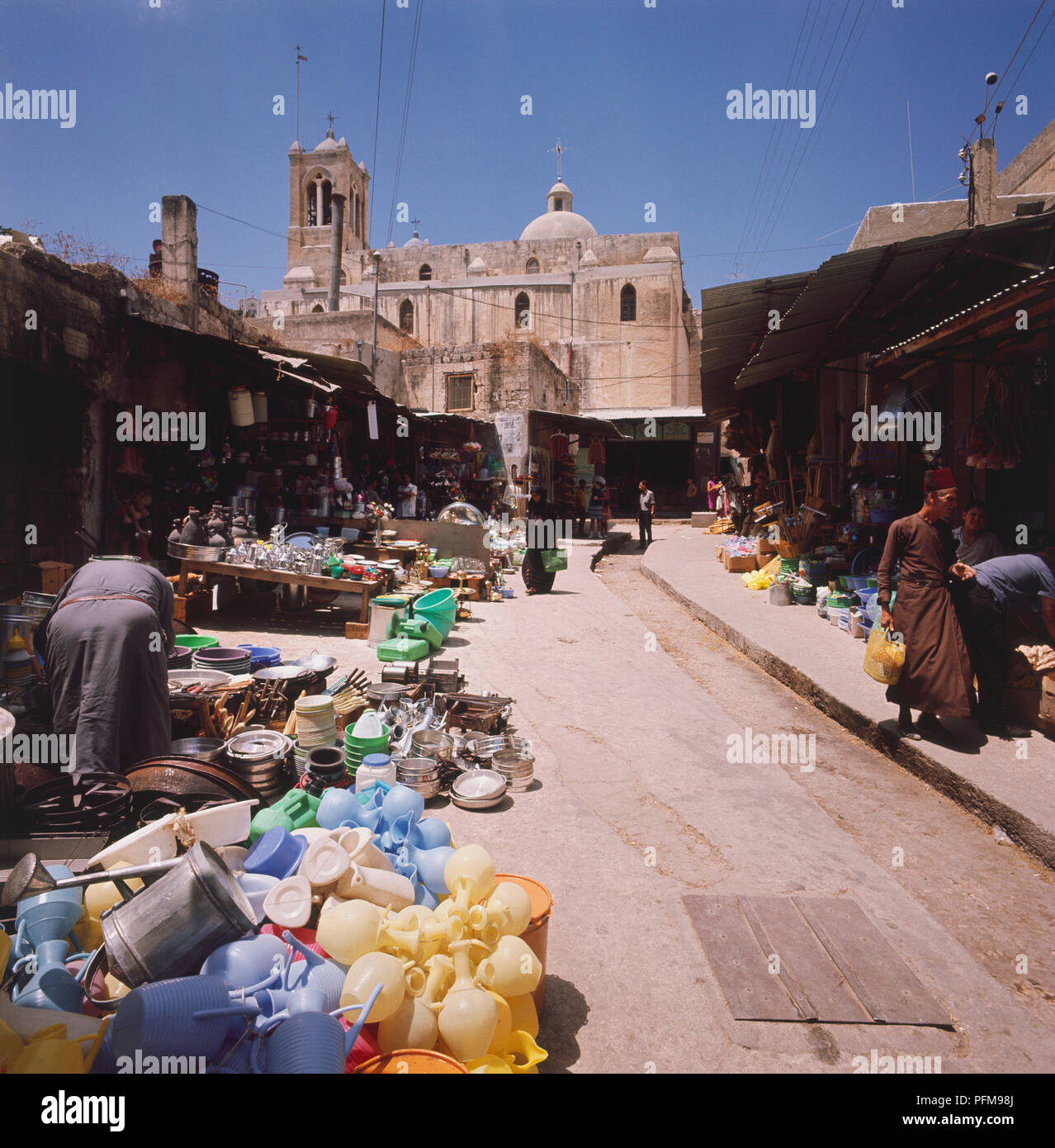 L'Eglise grecque-catholique s'élevant au-dessus de l'animation de marché (souk) et le site de la synagogue où Jésus aurait prêché en tant que jeune homme, Nazareth. Banque D'Images