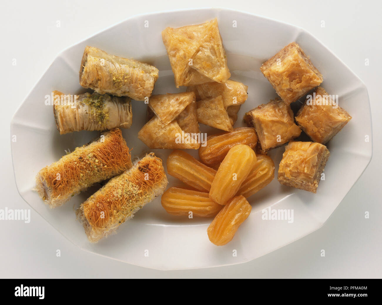 Variétés de baklava et tulumba, collantes bonbons pâtisserie recouverte de sirop, desserts turcs. Banque D'Images