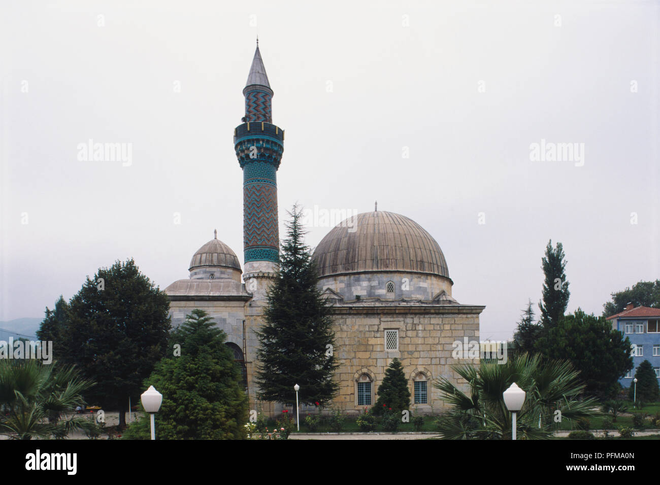 La Turquie, Iznik, 14e siècle la mosquée Yesil Cami, également connu sous le nom de la Mosquée Verte après les carreaux verts ornant son minaret à motifs, d'arbres et d'arbustes autour. Banque D'Images