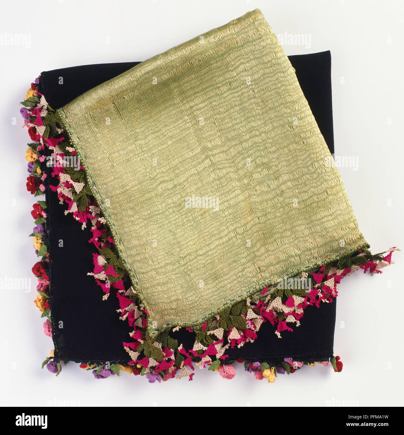 L'Asie, la Turquie, Oyah brodé, foulards turcs, noir et vert avec bordures décorées de façon complexe avec colouful fleurs brodées et des formes. Banque D'Images