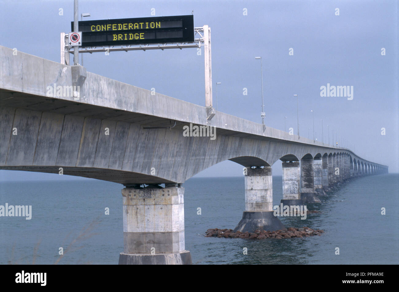 Canada, pont de la Confédération, vu du côté du Nouveau-Brunswick, menant vers l'Île du Prince Édouard Banque D'Images