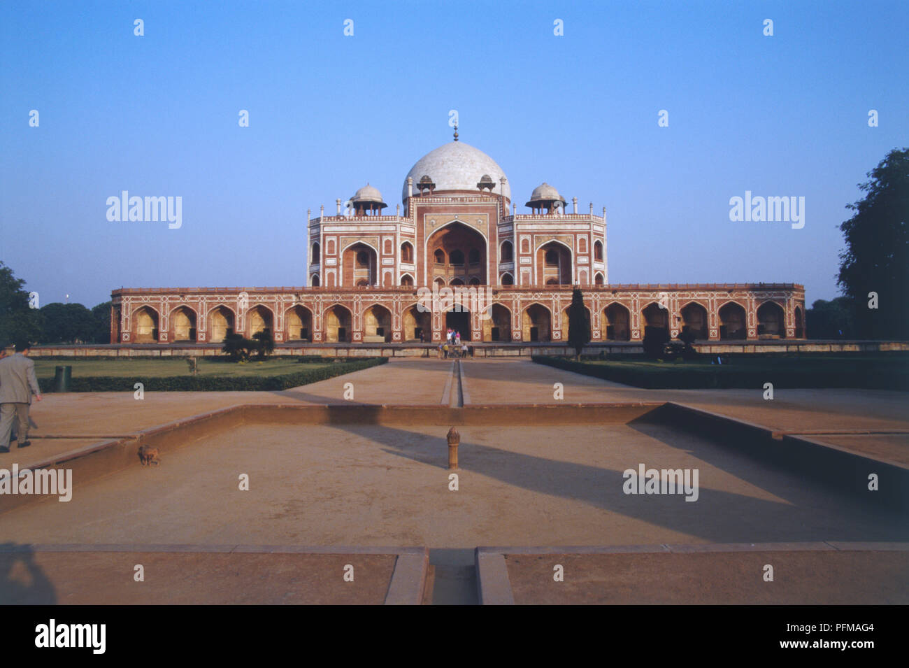 L'Inde, Delhi, extérieur de Tombe de Humayun, le mausolée de l'empereur moghol Humayun, deuxième red garden tomb avec Dome, imposant une double façade cloîtrée. Banque D'Images