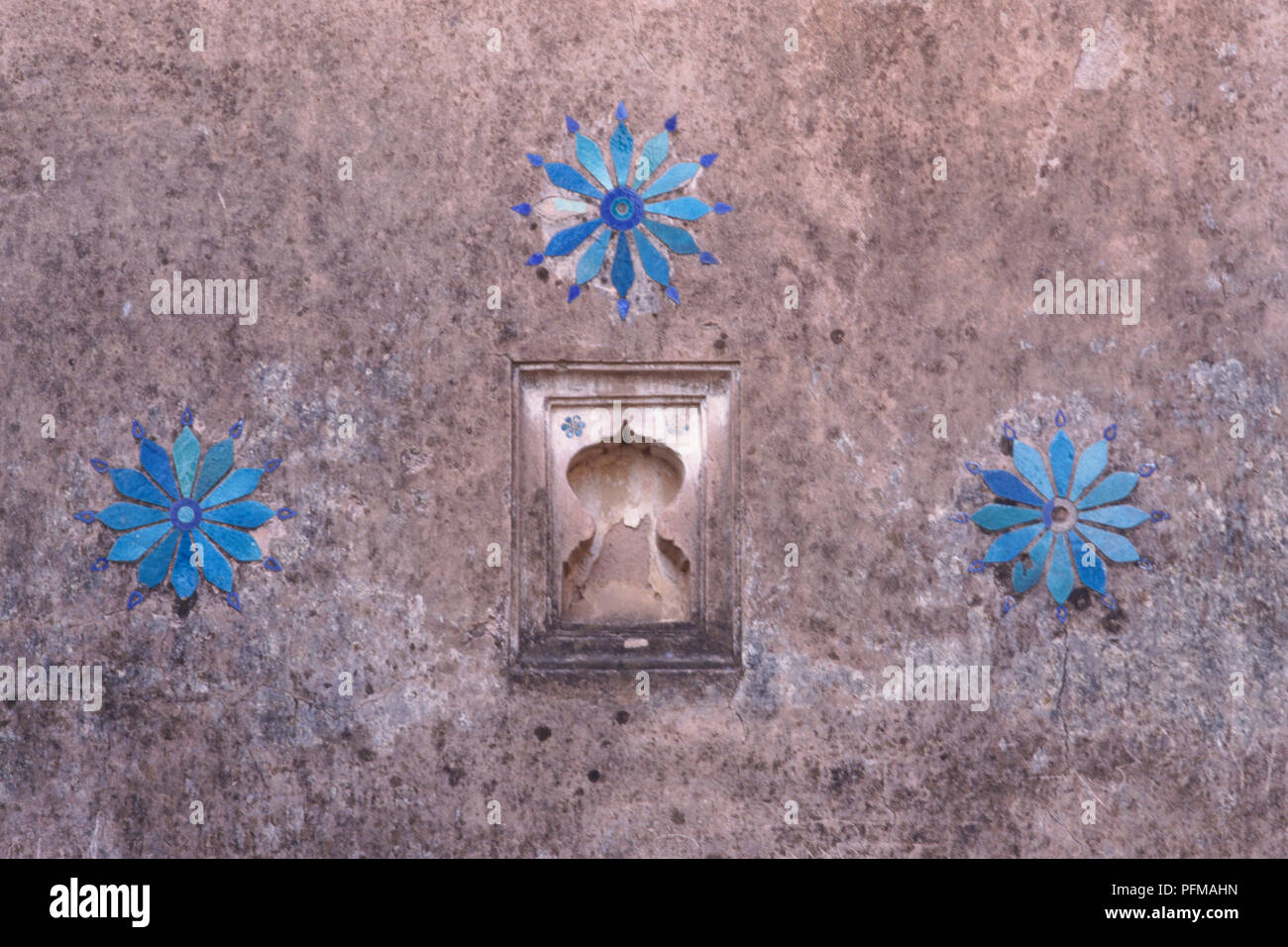 Jahangiri Mahal, l'Inde, de motifs de fleurs en bleu vif et pierre turquoise, incrustée dans le mur de pierre. Banque D'Images