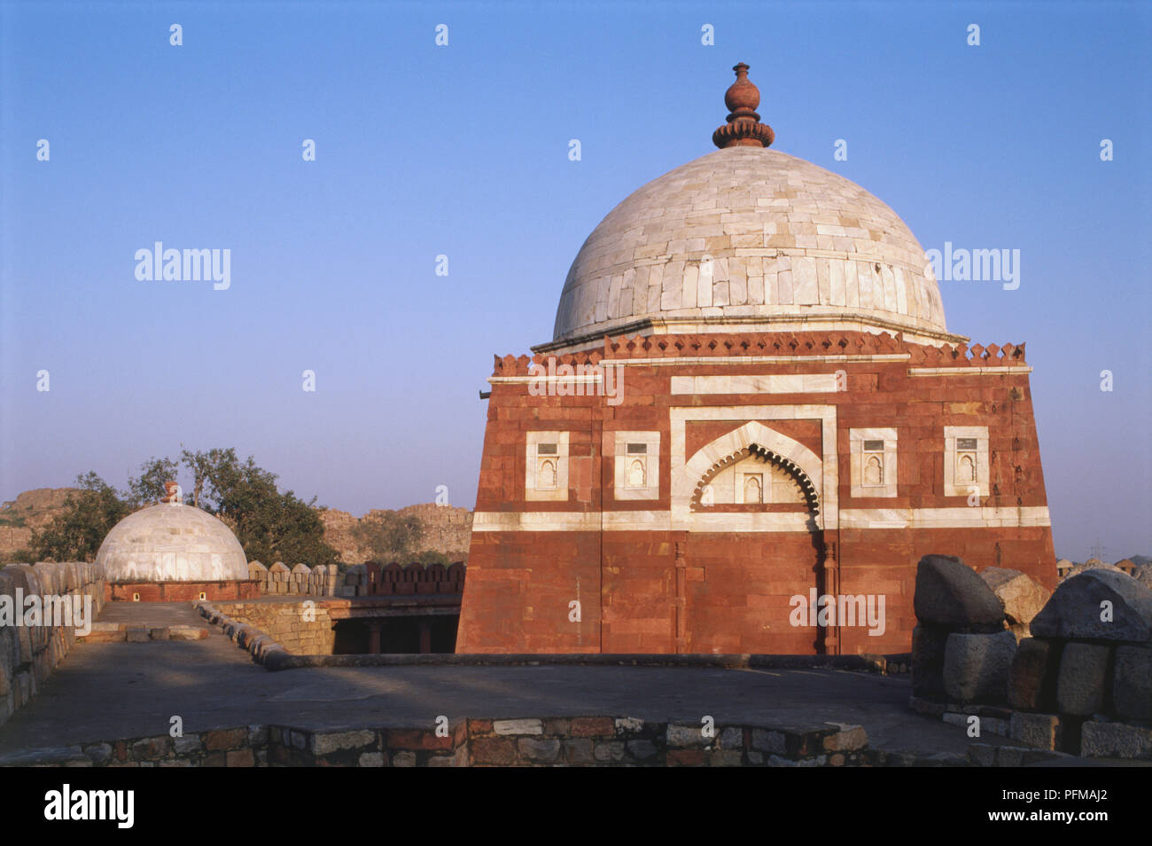 L'Inde, Delhi, Ghiyasuddin Tughlaq, Tughlaqabad's Tomb, le premier à être construit en Inde avec des parois inclinées, des murs en grès rouge, soulagé par la marqueterie de marbre blanc, sont surmontés d'un dôme de marbre blanc et surmontée d'un kalasha grès, sens de l'urne. Banque D'Images