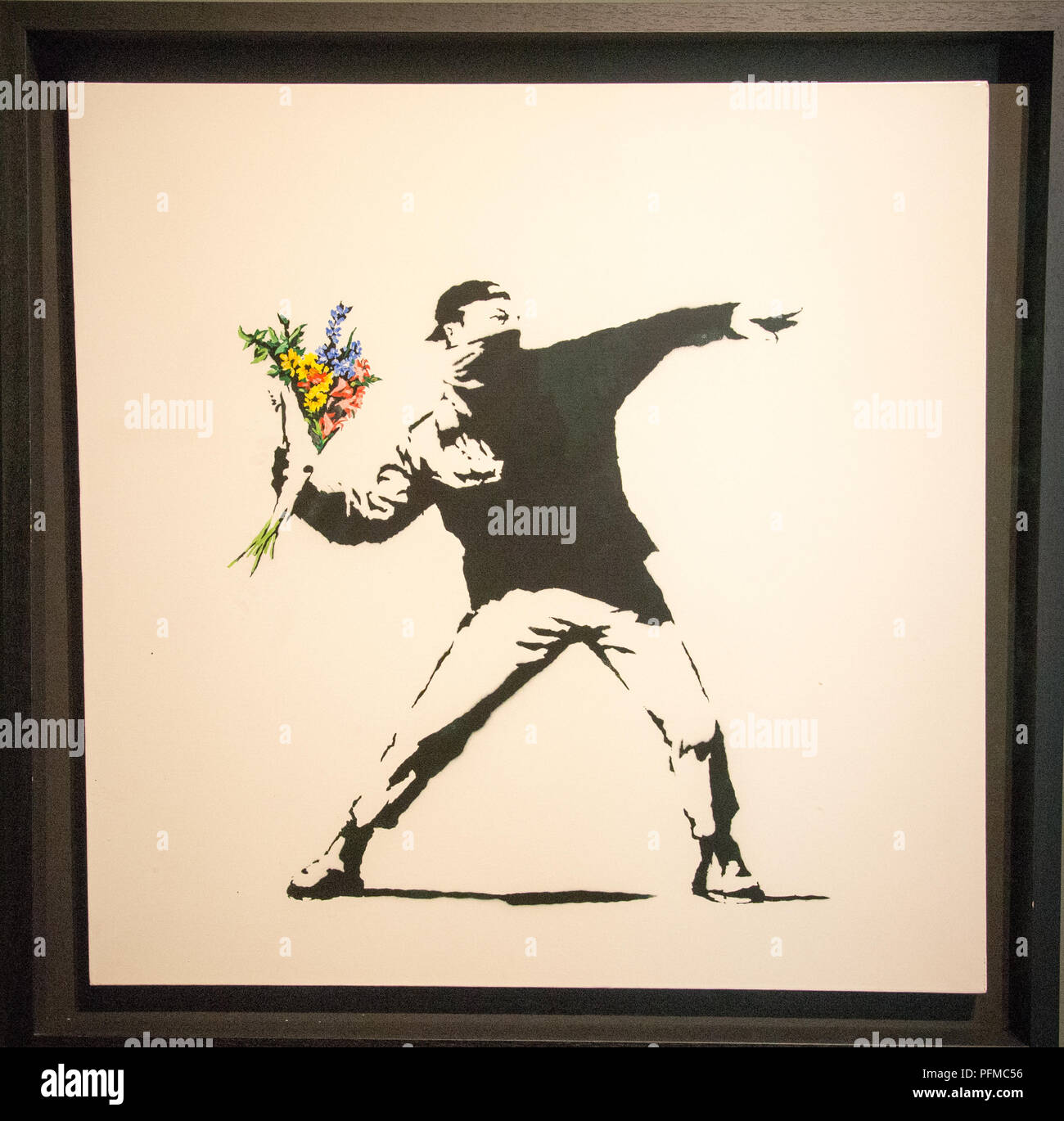 Lanceur 'fleur' ou 'l'amour est dans l'air" de Banksy en exposition au musée de MOCO à Amsterdam, Hollande Banque D'Images