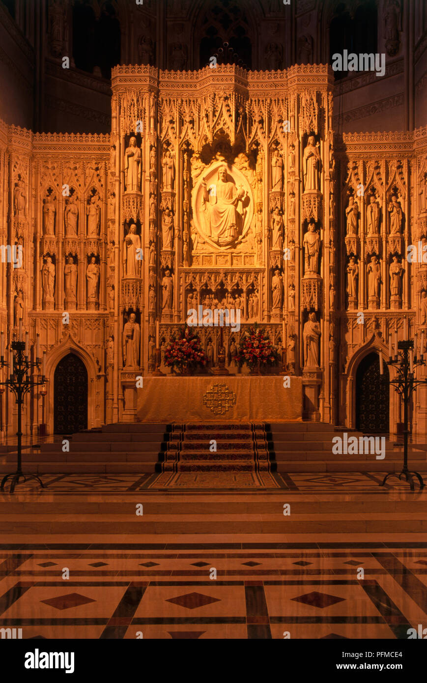 USA, Washington DC, National, Cathédrale autel sculptés, front view Banque D'Images