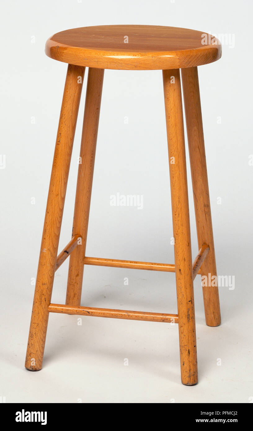 Tabouret en bois avec quatre pattes et siège plat, vue de face. Banque D'Images