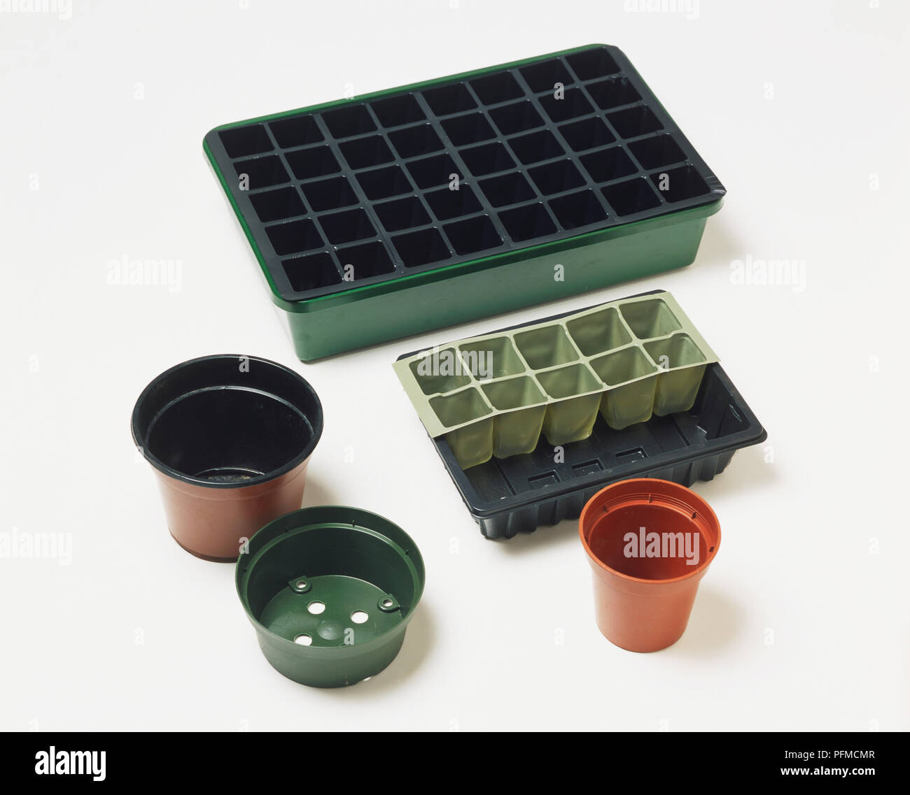 La plantation des semences, des conteneurs modulaires rigide insérer dans un bac en plastique standard, flexible en plastique modulaire de un demi-bac de semences, 13cm, 13cm pot 9cm et pan pot. Banque D'Images