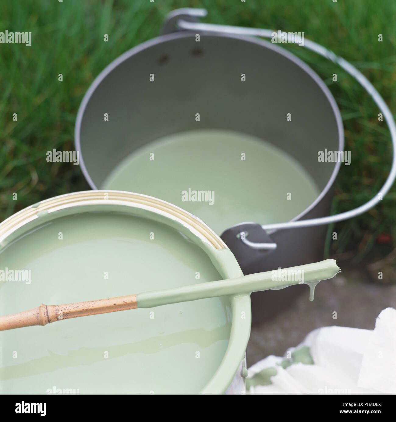 Pot De Peinture Vert Pâle En Remuant En Bois Stick En Haut Au Repos