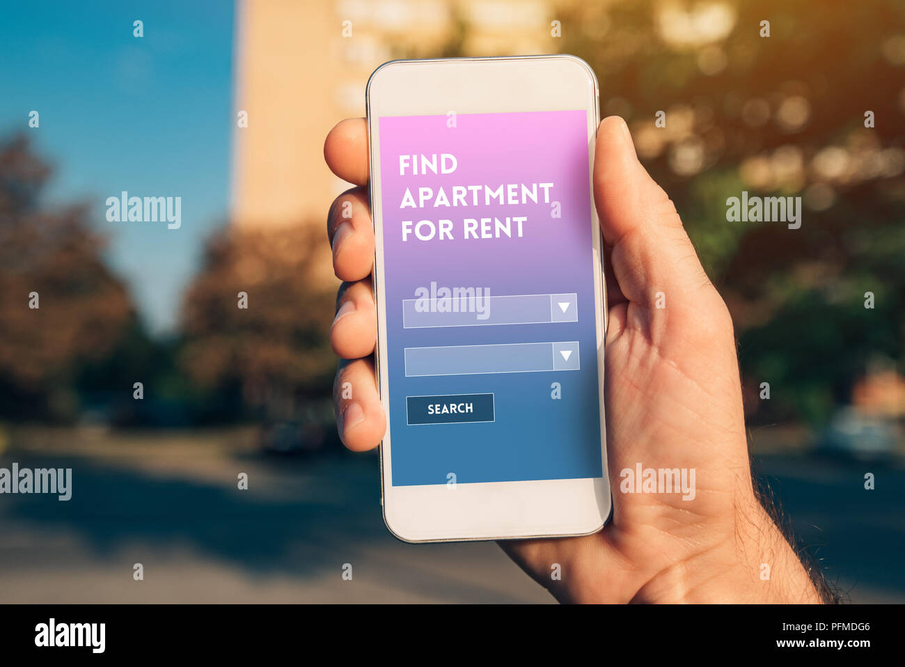Location appartement app sur maquette smartphone écran dans la main des  hommes Photo Stock - Alamy