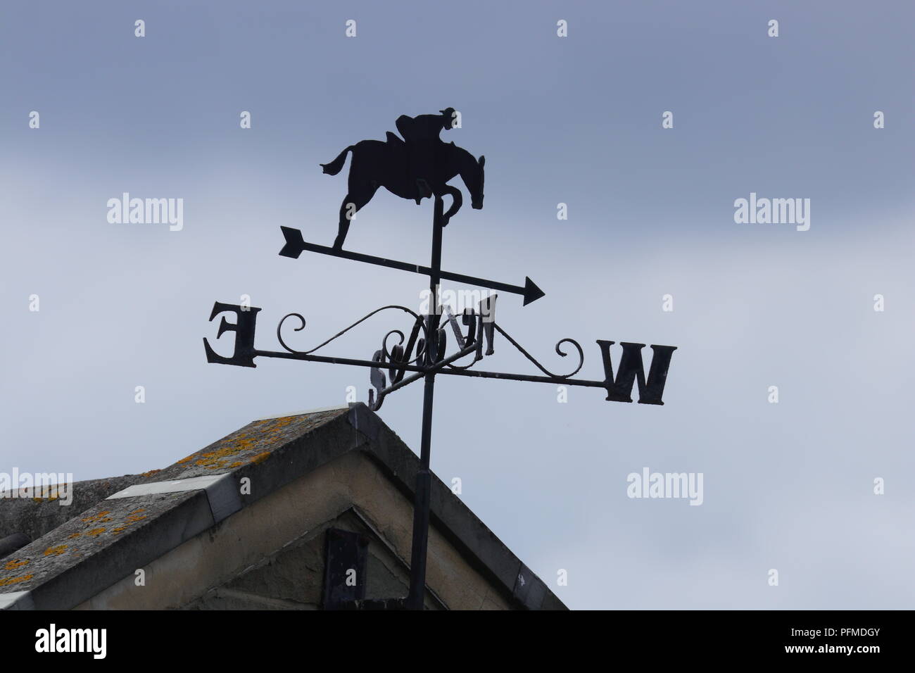 Saut d'une girouette silhouette au sommet d'Astley Riding Centre de Swillington. Banque D'Images