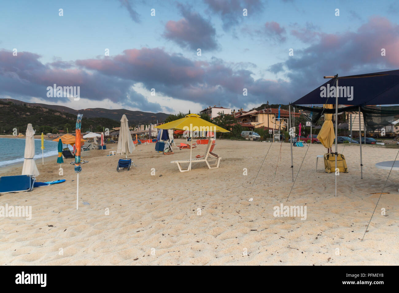 La Chalcidique, Macédoine Centrale, Grèce - 26 août 2014 : vue du coucher de soleil de plage de Kalamitsi péninsule Sithonia, Halkidiki, Macédoine Centrale, Grèce Banque D'Images