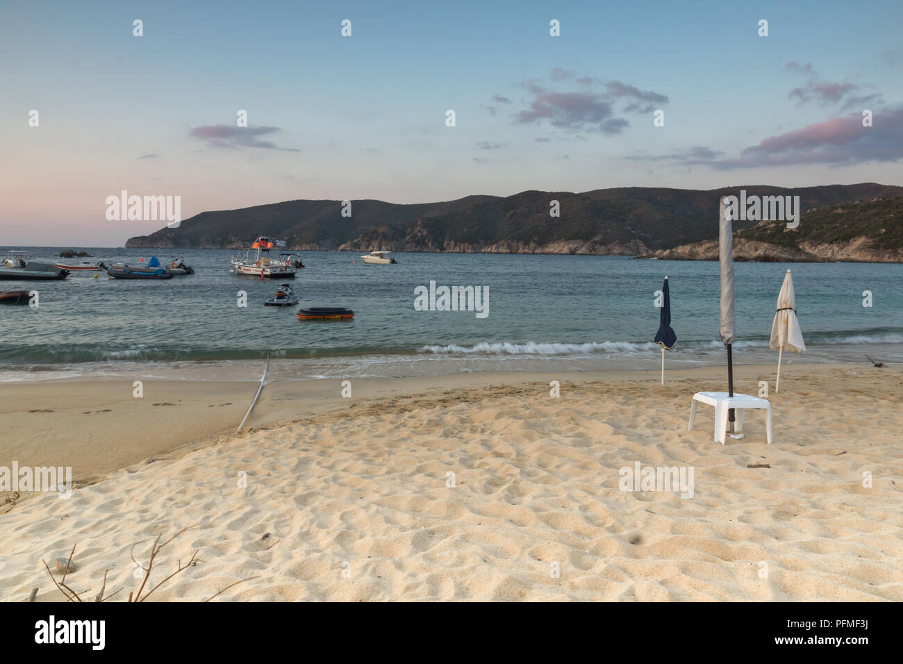 La Chalcidique, Macédoine Centrale, Grèce - 26 août 2014 : vue du coucher de soleil de plage de Kalamitsi péninsule Sithonia, Halkidiki, Macédoine Centrale, Grèce Banque D'Images