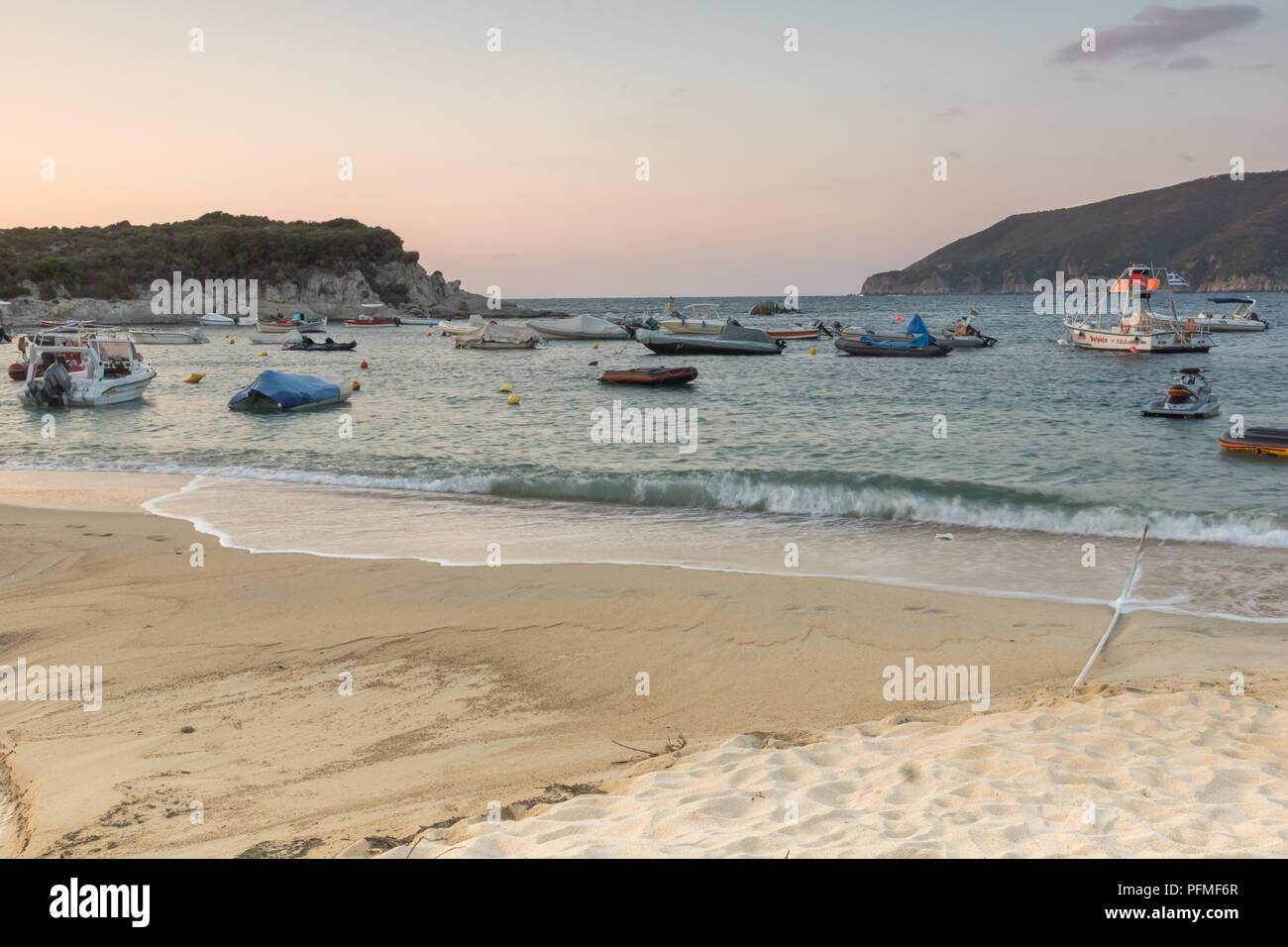 La Chalcidique, Macédoine Centrale, Grèce - 26 août 2014 : vue du coucher de soleil de plage de Kalamitsi péninsule Sithonia, Halkidiki, Macédoine Centrale, Grèce Banque D'Images