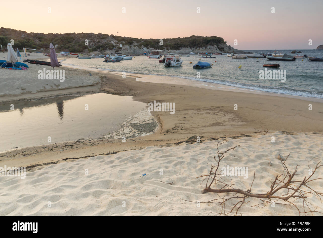 La Chalcidique, Macédoine Centrale, Grèce - 26 août 2014 : vue du coucher de soleil de plage de Kalamitsi péninsule Sithonia, Halkidiki, Macédoine Centrale, Grèce Banque D'Images