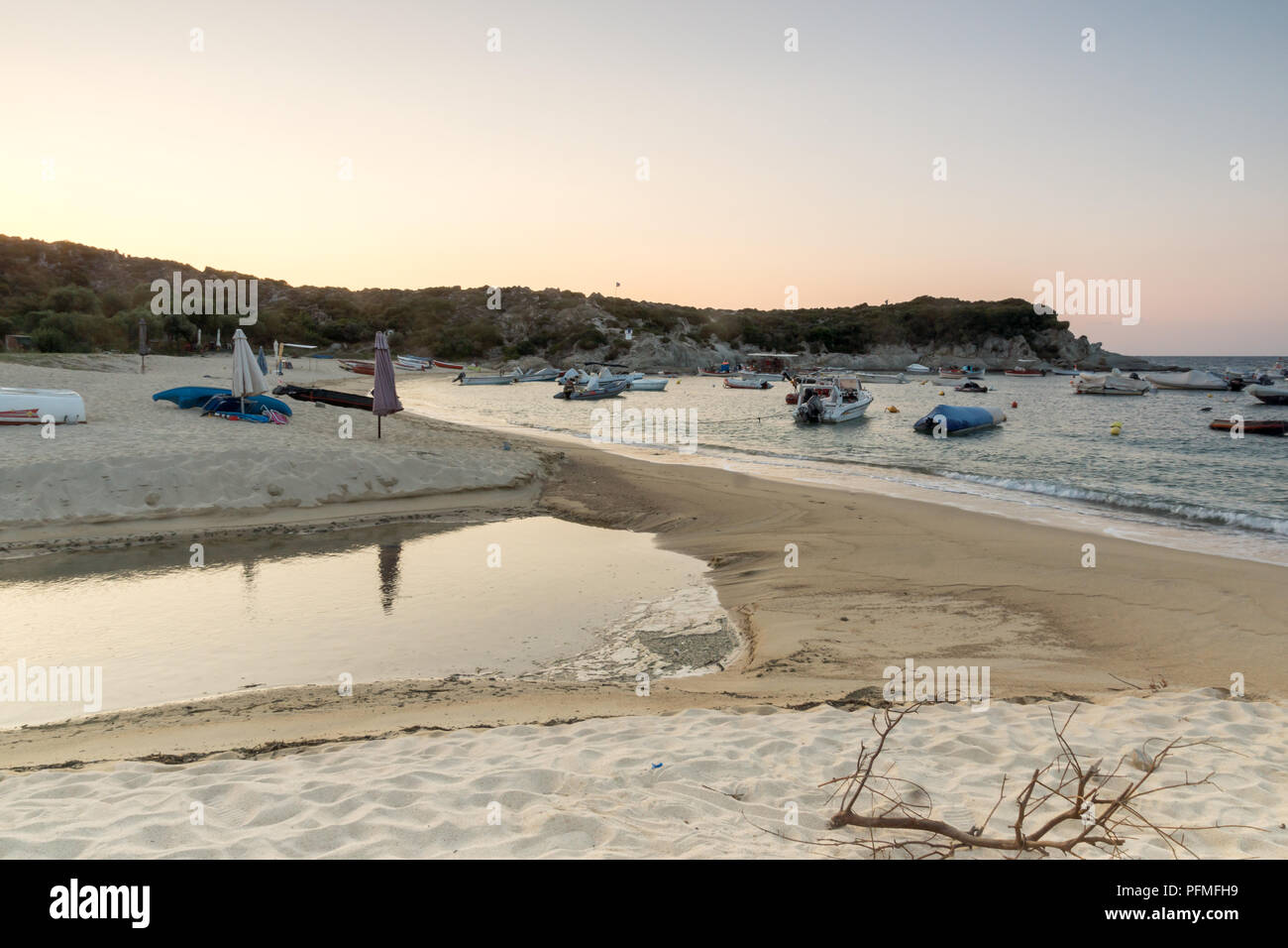 La Chalcidique, Macédoine Centrale, Grèce - 26 août 2014 : vue du coucher de soleil de plage de Kalamitsi péninsule Sithonia, Halkidiki, Macédoine Centrale, Grèce Banque D'Images