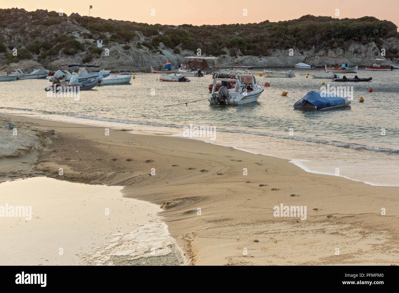 La Chalcidique, Macédoine Centrale, Grèce - 26 août 2014 : vue du coucher de soleil de plage de Kalamitsi péninsule Sithonia, Halkidiki, Macédoine Centrale, Grèce Banque D'Images
