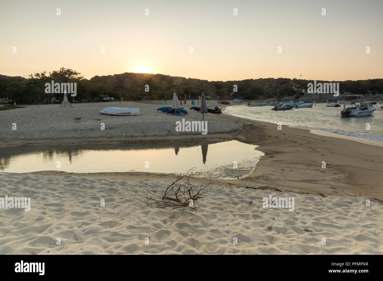 La Chalcidique, Macédoine Centrale, Grèce - 26 août 2014 : vue du coucher de soleil de plage de Kalamitsi péninsule Sithonia, Halkidiki, Macédoine Centrale, Grèce Banque D'Images