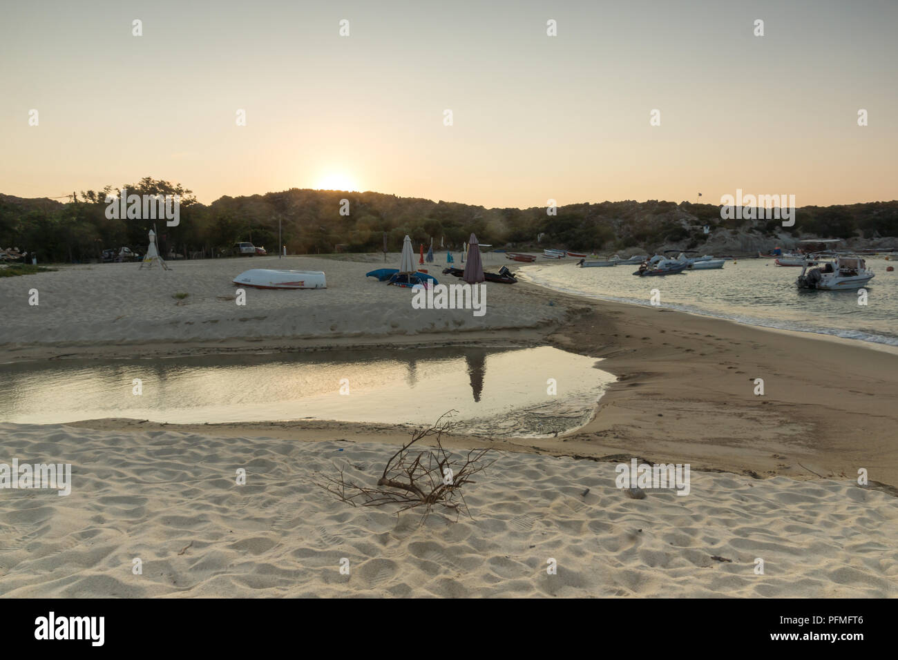 La Chalcidique, Macédoine Centrale, Grèce - 26 août 2014 : vue du coucher de soleil de plage de Kalamitsi péninsule Sithonia, Halkidiki, Macédoine Centrale, Grèce Banque D'Images