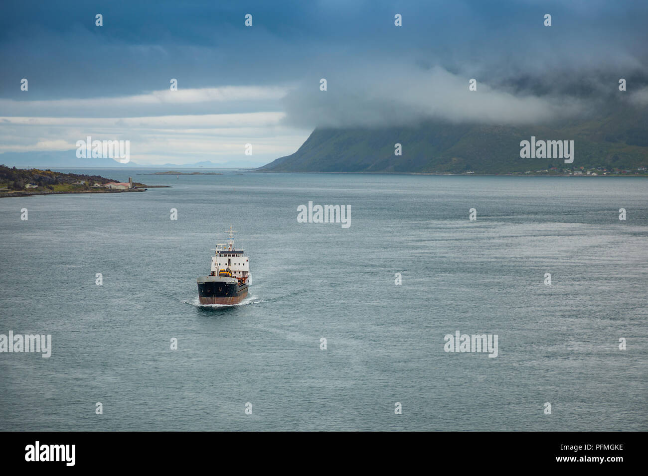 Svolvaer, Norvège - 21.06.2018 : navire norvégien, avec panorama sur les montagnes en arrière-plan Banque D'Images