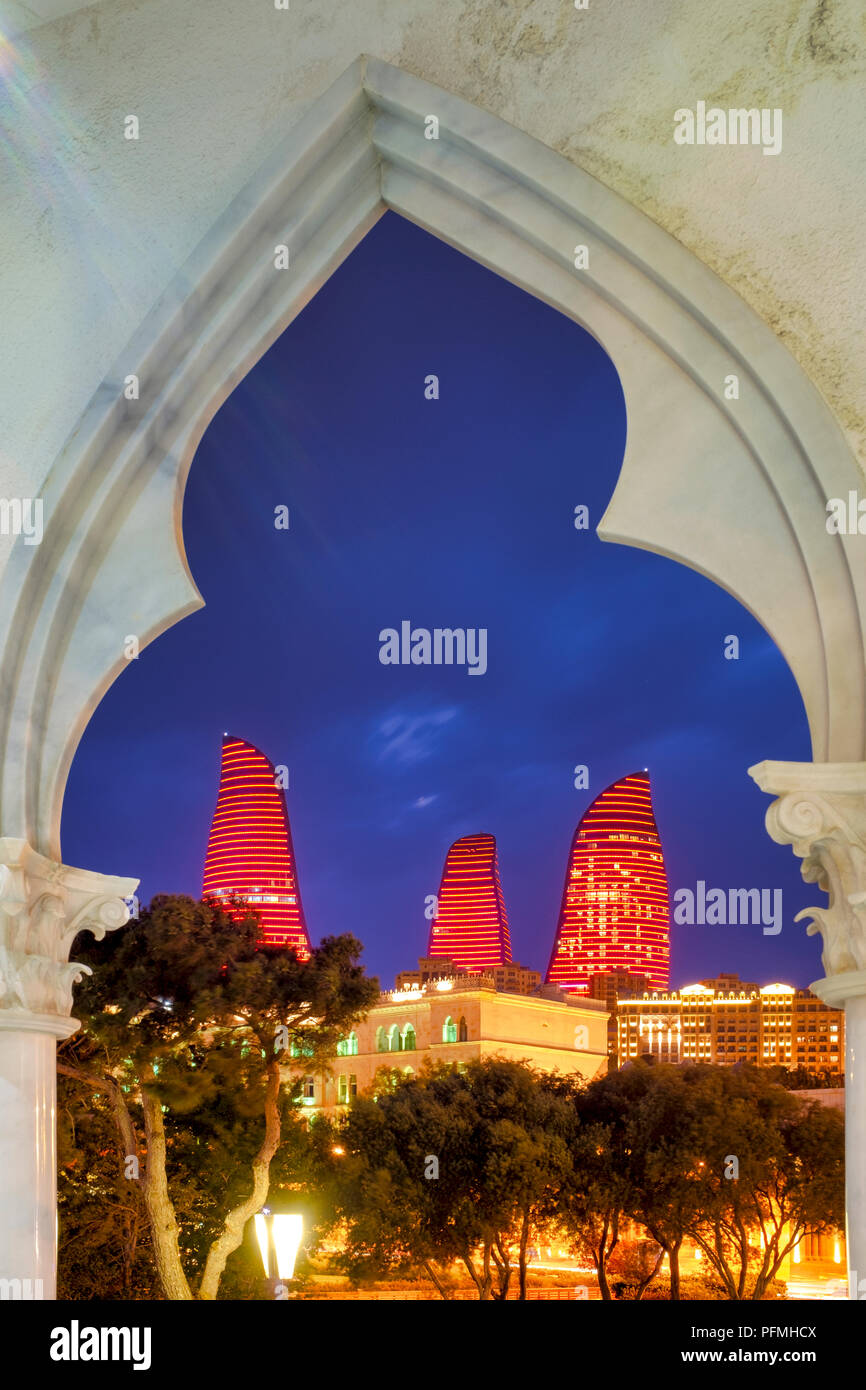 Vue de la flamme de la Petite Venise Tours , parc aquatique Baku, Azerbaïdjan Banque D'Images