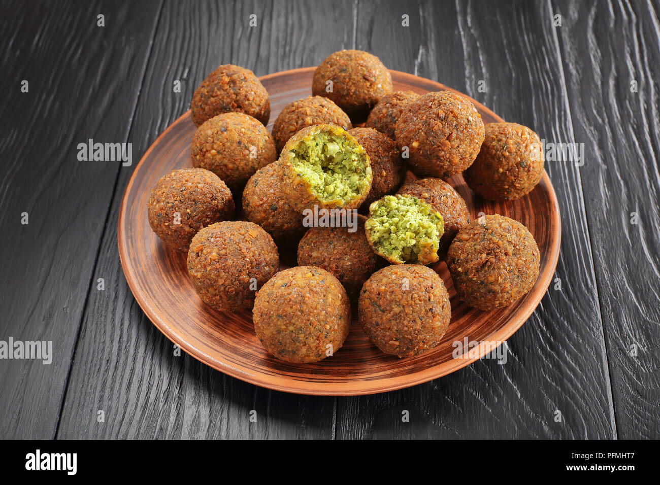 Close-up of delicious Falafel balles sur plaque d'argile sur table en bois noir, concept de vie en bonne santé, vue horizontale d'en haut Banque D'Images
