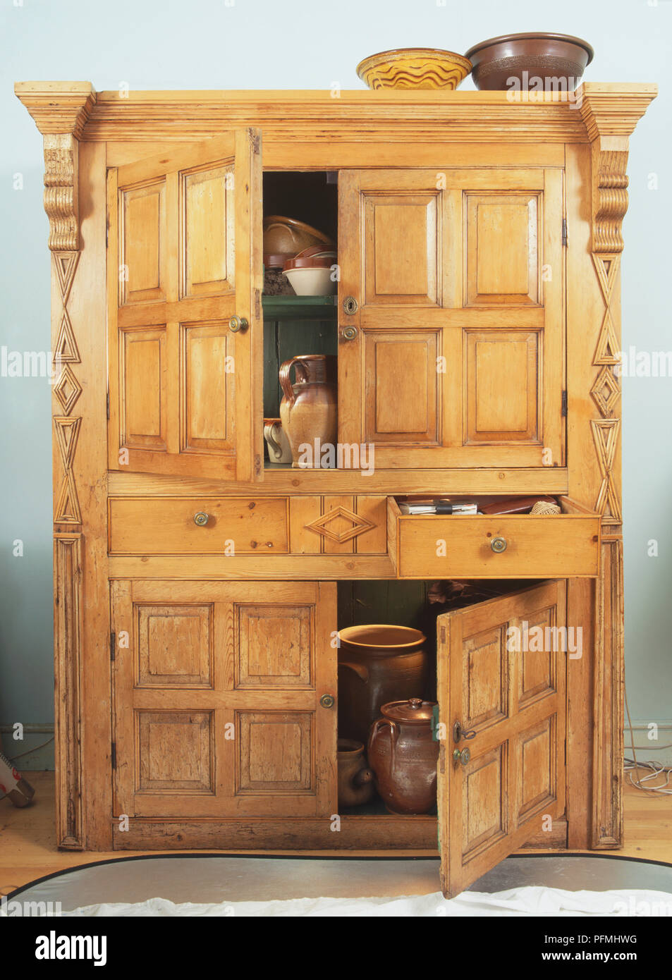 19e siècle Irish food armoire avec 4 portes et deux tiroirs. Banque D'Images