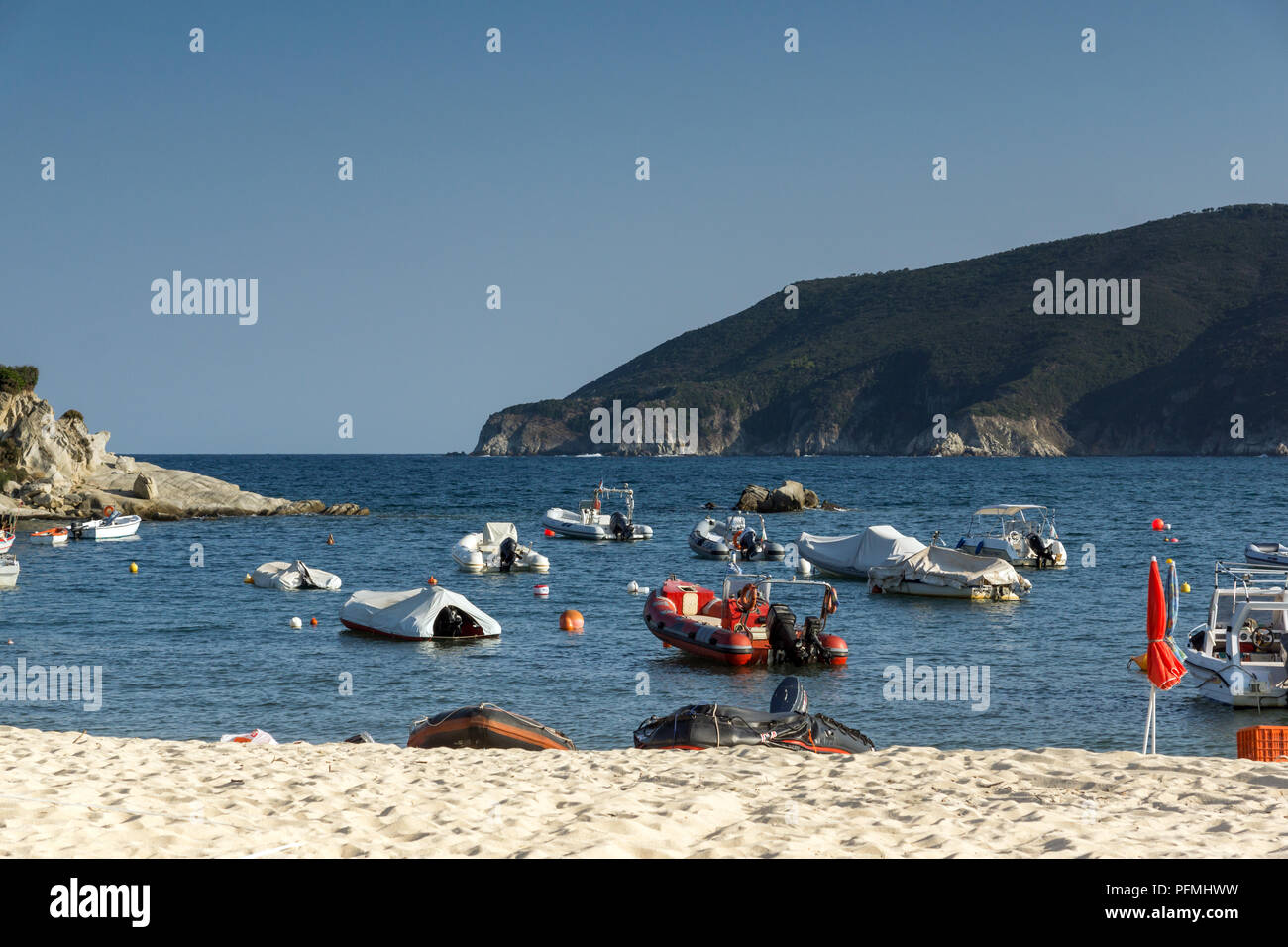 La Chalcidique, Macédoine Centrale, Grèce - 25 août 2014 : Seascape de Kalamitsi Beach à Chalkidiki, Macédoine Centrale, Grèce Banque D'Images