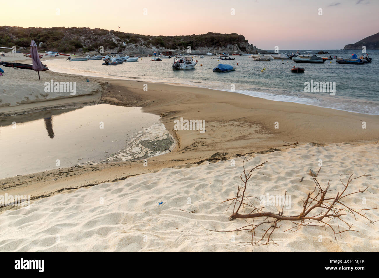 La Chalcidique, Macédoine Centrale, Grèce - 26 août 2014 : incroyable coucher du soleil sur la plage de Kalamitsi péninsule Sithonia Chalkidiki Macédoine centrale grecque, Banque D'Images