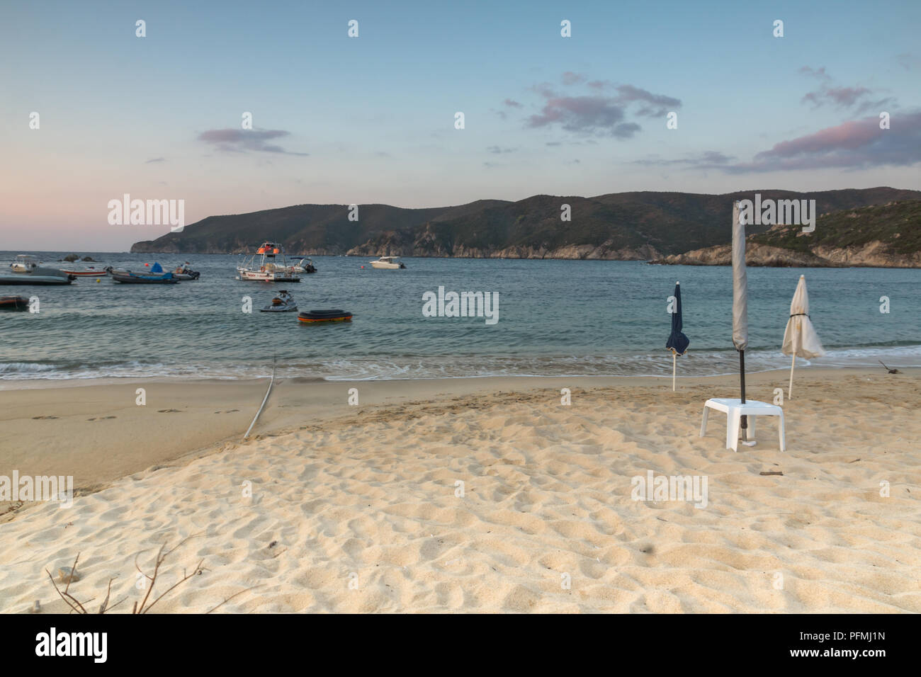La Chalcidique, Macédoine Centrale, Grèce - 26 août 2014 : incroyable coucher du soleil sur la plage de Kalamitsi péninsule Sithonia Chalkidiki Macédoine centrale grecque, Banque D'Images