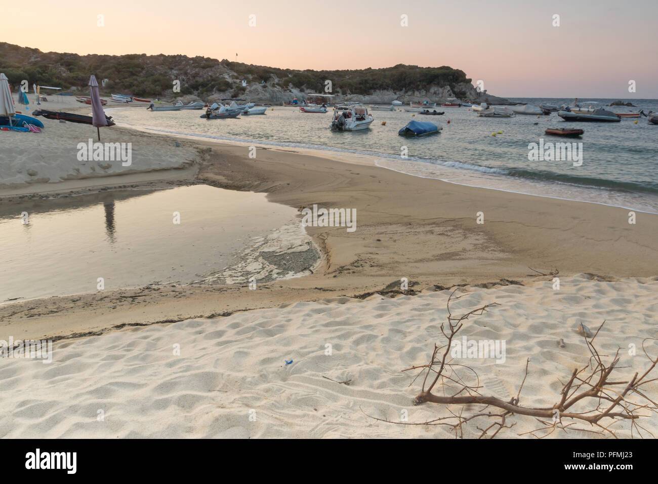 La Chalcidique, Macédoine Centrale, Grèce - 26 août 2014 : incroyable coucher du soleil sur la plage de Kalamitsi péninsule Sithonia Chalkidiki Macédoine centrale grecque, Banque D'Images