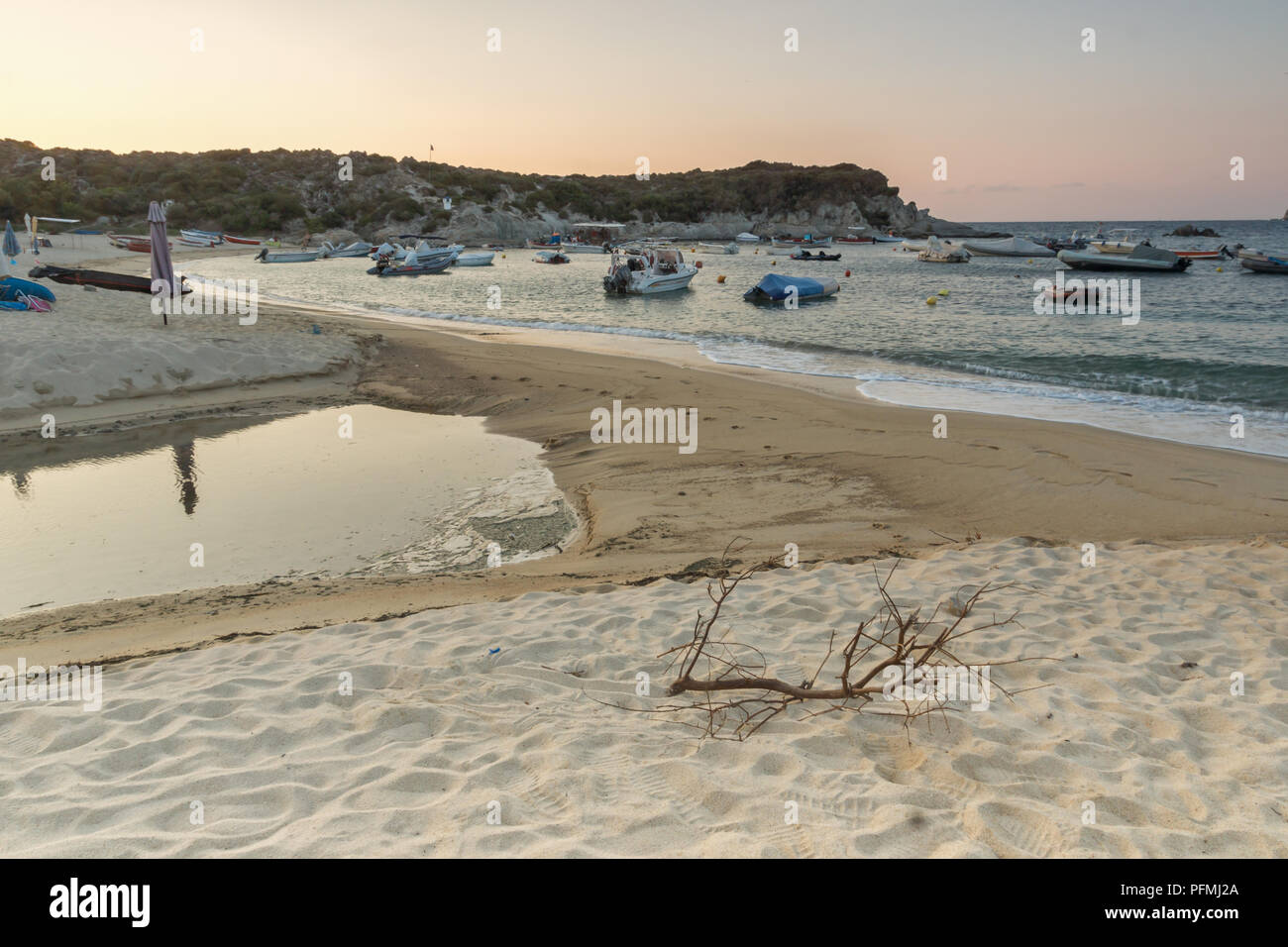 La Chalcidique, Macédoine Centrale, Grèce - 26 août 2014 : incroyable coucher du soleil sur la plage de Kalamitsi péninsule Sithonia Chalkidiki Macédoine centrale grecque, Banque D'Images