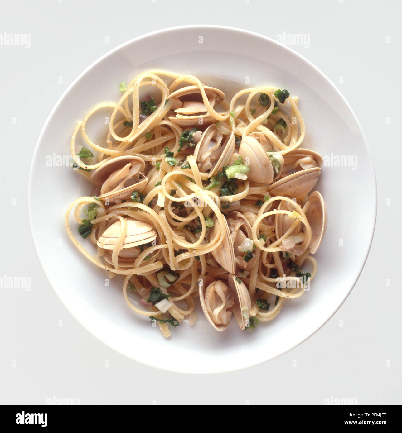 Assiette de Spaghetti Vongole, vue d'en haut Banque D'Images