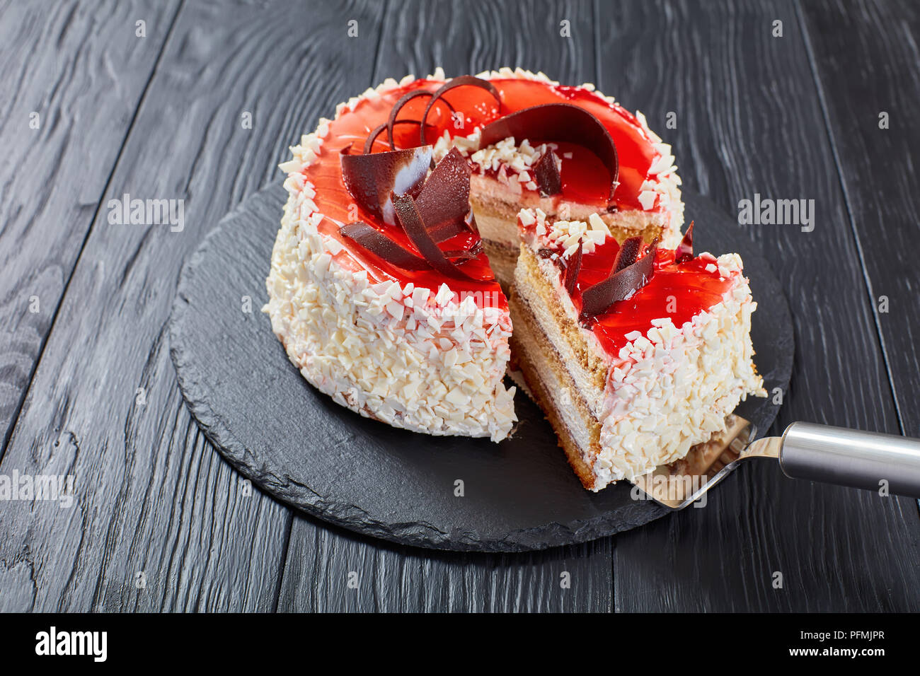 Delicieux Gateau Eponge Mousse Au Fromage Blanc Decore Avec Des Copeaux De Chocolat De Gelee De Fruits Rouges Et De Chocolat Sur La Plaque En Ardoise Noire Photo Stock Alamy