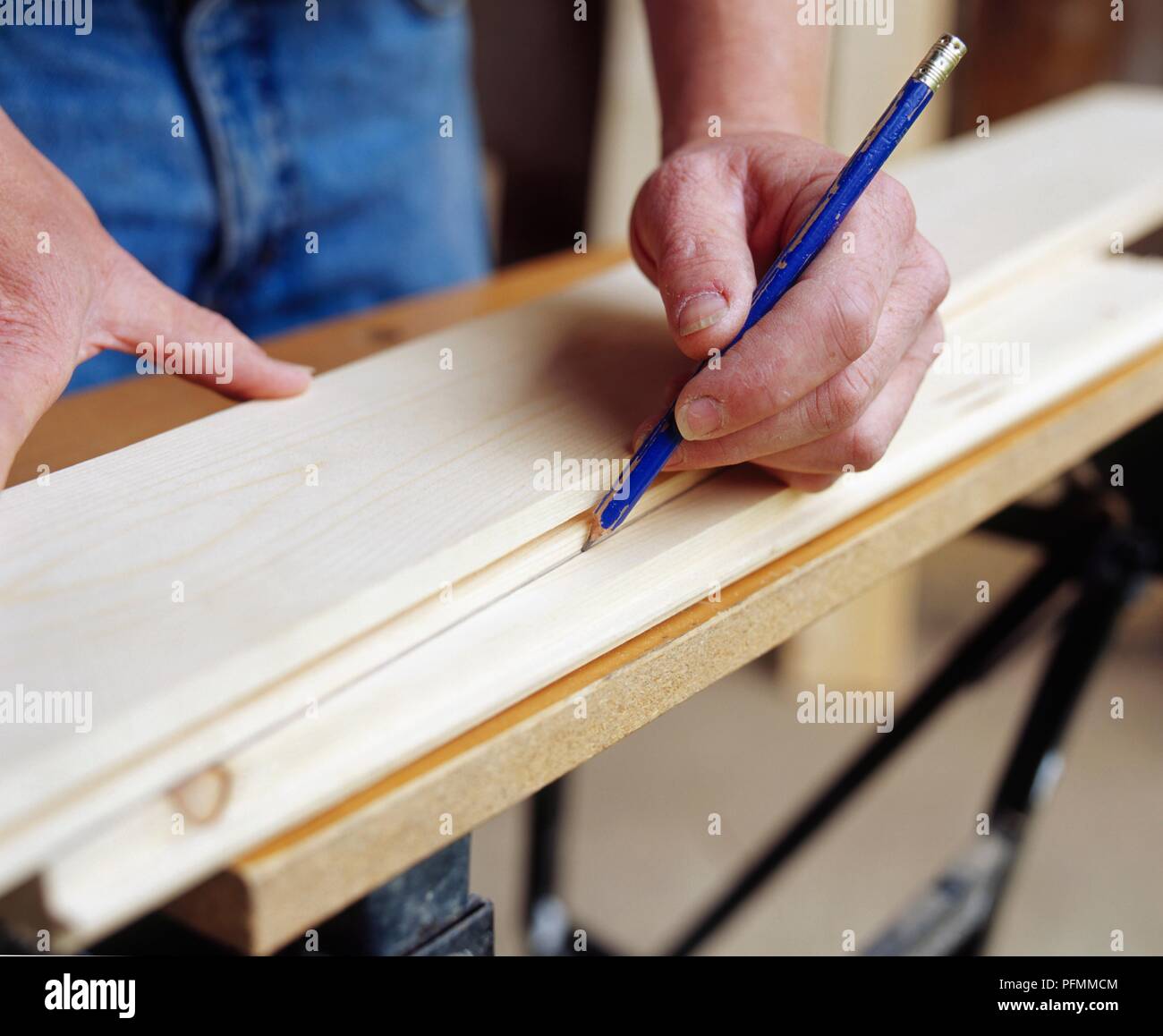 La construction d'un châssis froid, en utilisant un crayon pour marquer le haut conseil de chaque côté pour former une pente de l'arrière vers l'avant, close-up Banque D'Images