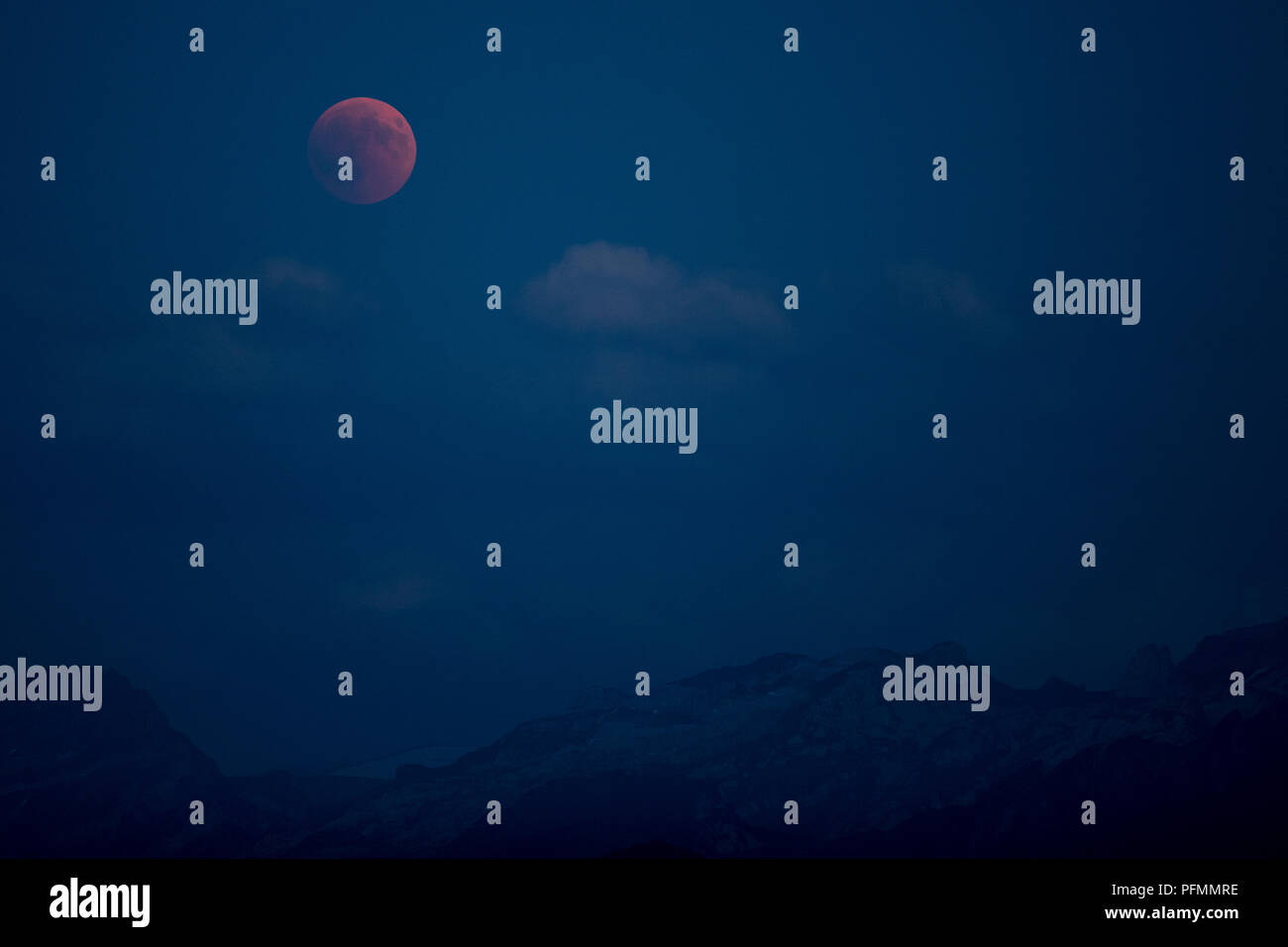 Bloodmoon, éclipse lunaire totale plus de montagnes, Immensee, Suisse Banque D'Images