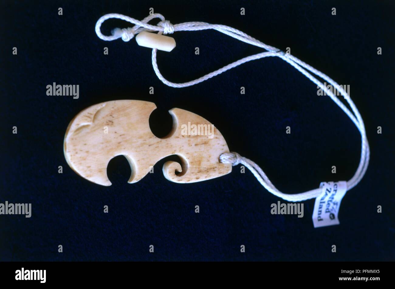 Pendentif en os, conception maorie de Nouvelle-Zélande Banque D'Images