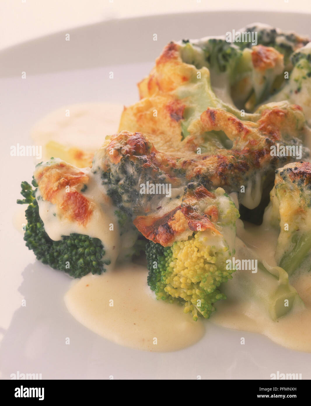 Le brocoli dans un fromage sauce Mornay, légèrement grillé pour donner un légèrement croquantes, garniture d'or. Banque D'Images