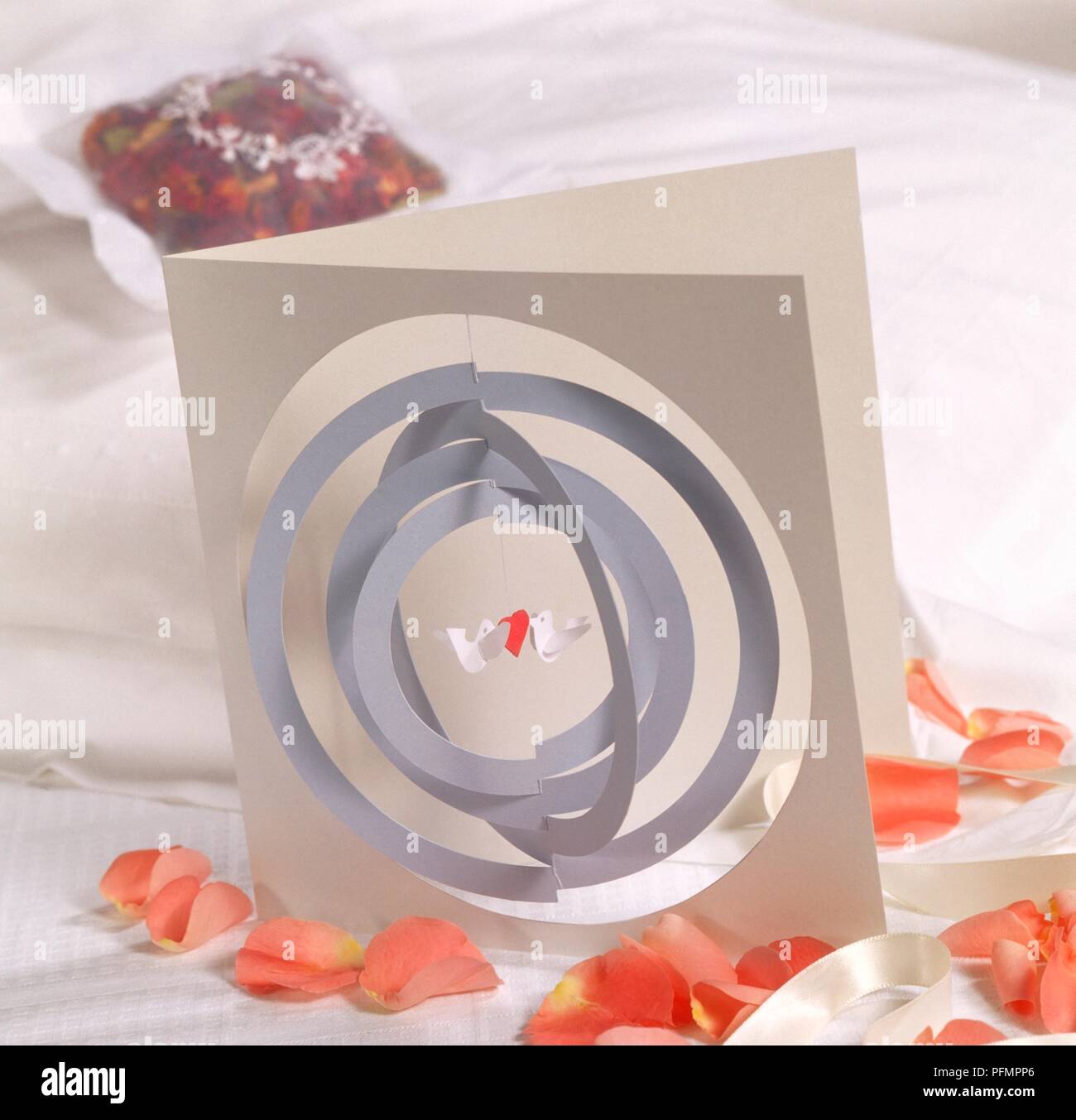 Colombes suspendues en spirale en rotation sur l'avant de la carte de vœux Banque D'Images