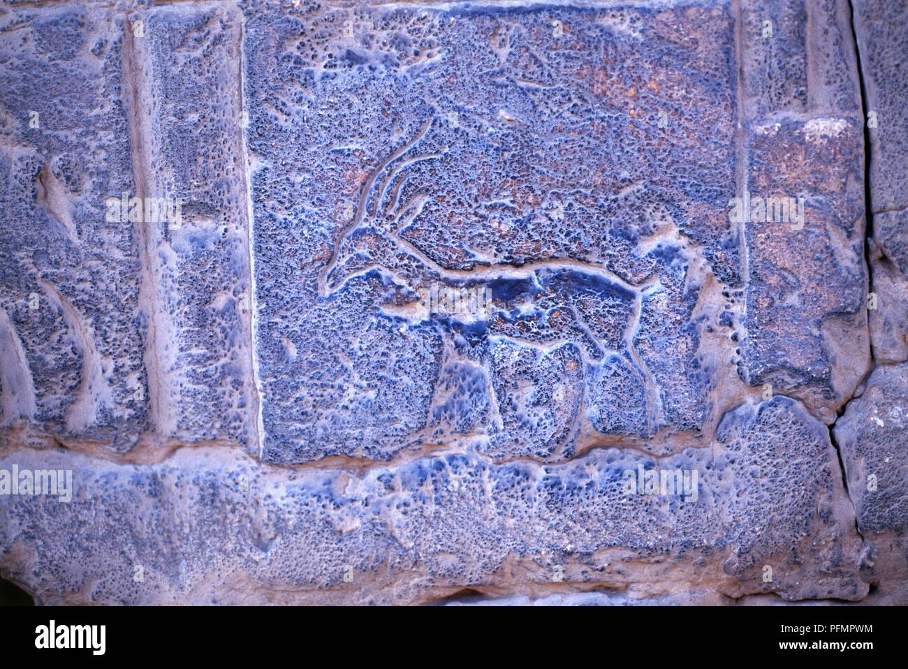 Egypte, Le Caire, le Nord de murs, d'une gazelle sculpture pharaonique Banque D'Images