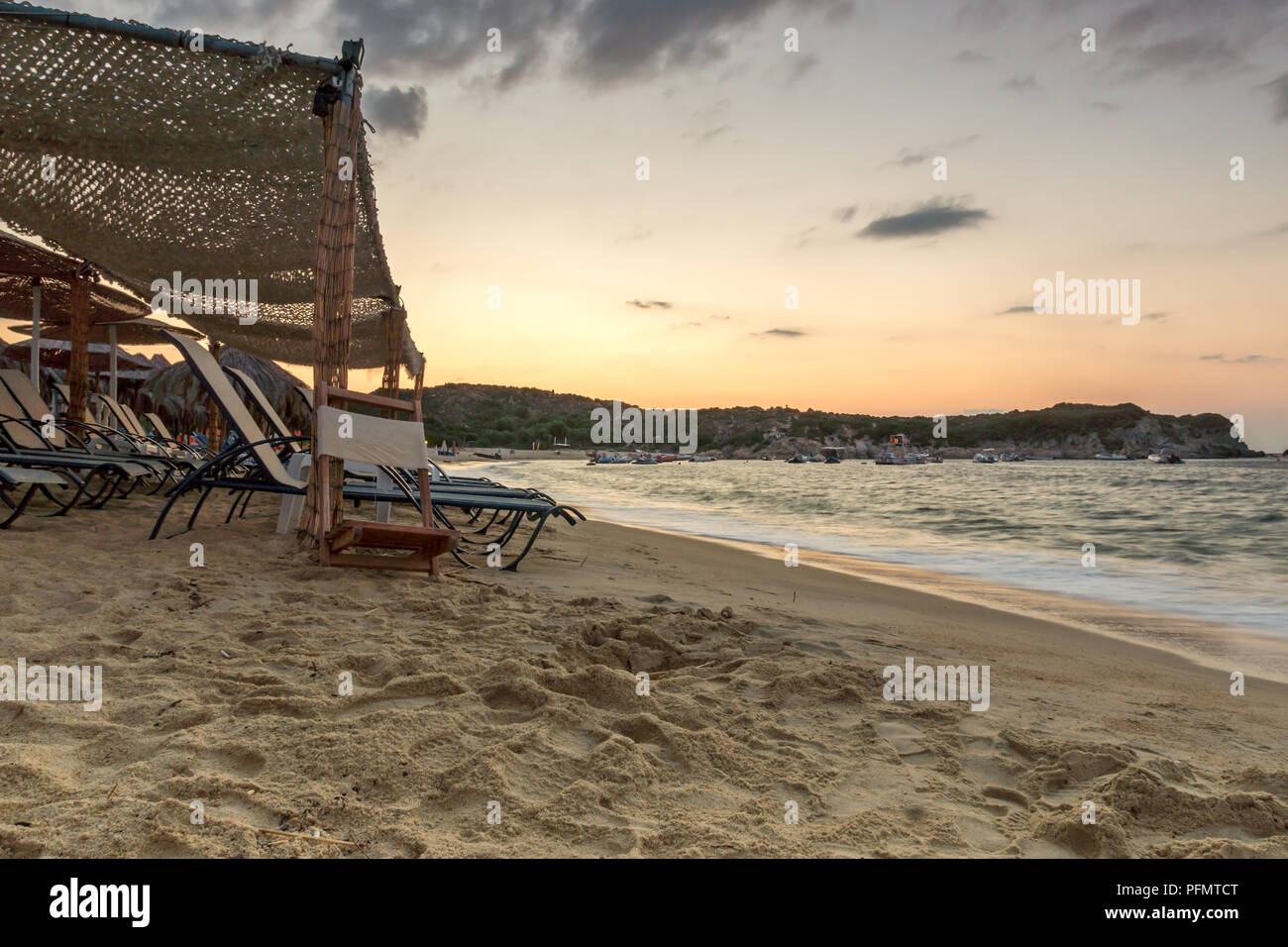 Lever du soleil sur la plage de Kalamitsi à péninsule Sithonia, Halkidiki, Macédoine Centrale, Grèce Banque D'Images