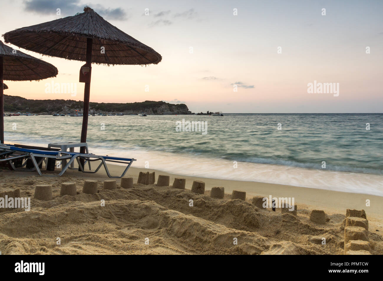 Lever du soleil sur la plage de Kalamitsi à péninsule Sithonia, Halkidiki, Macédoine Centrale, Grèce Banque D'Images