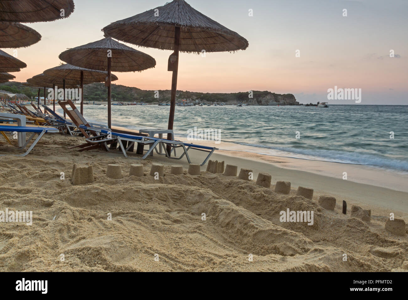 Lever du soleil sur la plage de Kalamitsi à péninsule Sithonia, Halkidiki, Macédoine Centrale, Grèce Banque D'Images