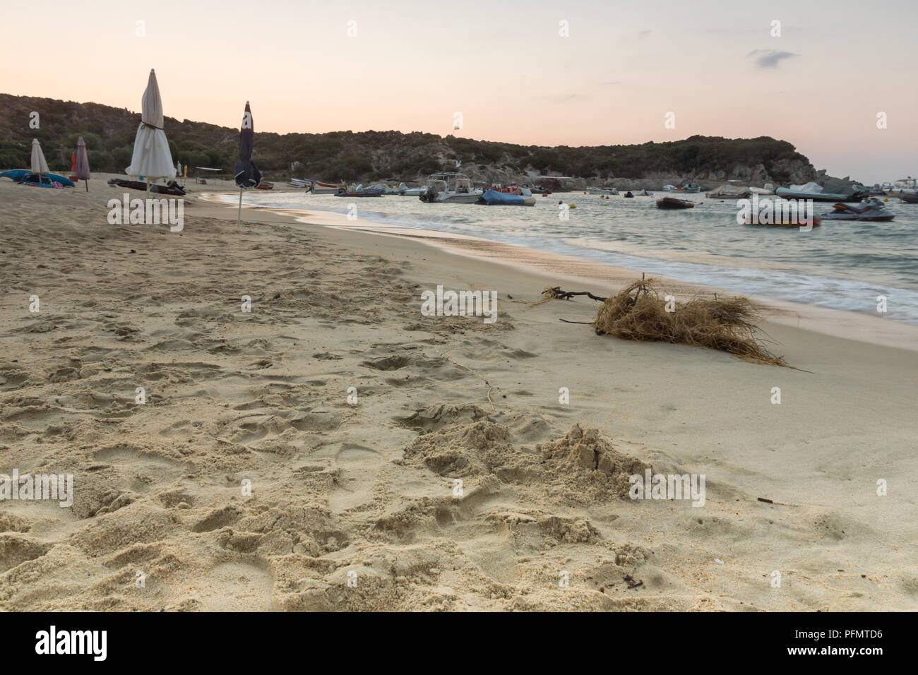 Lever du soleil sur la plage de Kalamitsi à péninsule Sithonia, Halkidiki, Macédoine Centrale, Grèce Banque D'Images