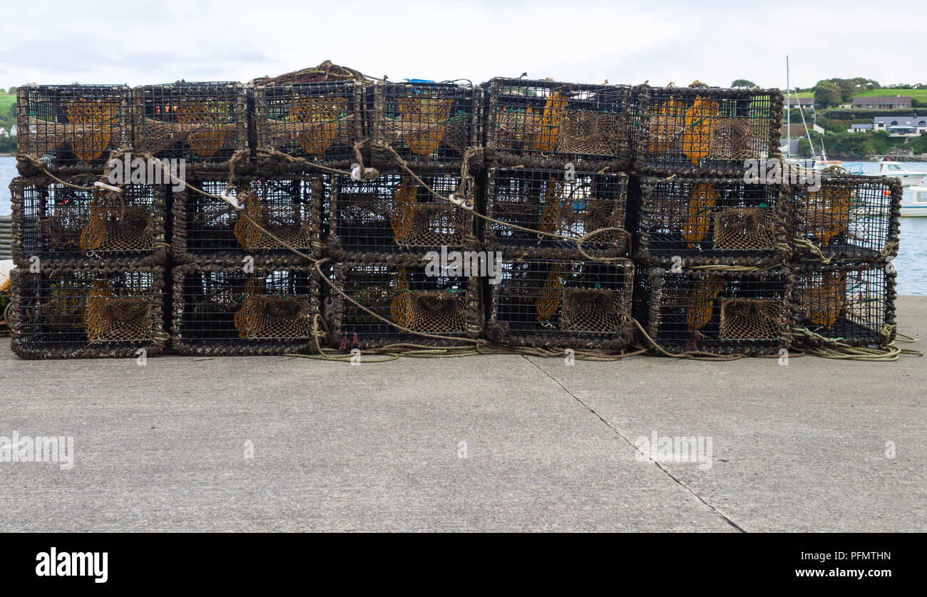 Des casiers à crabe ou homard empilés sur un quai dans la région de West Cork, Irlande. Banque D'Images