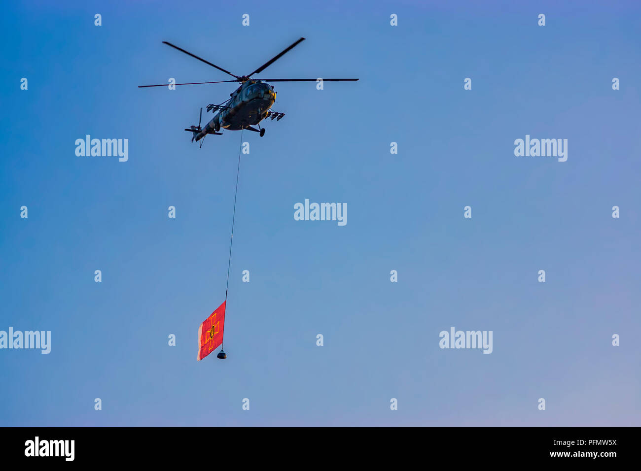 Kiev, UKRAINE - le 20 août, l'Ukrainien de l'hélicoptère de l'Armée de l'air MI-8 avec le drapeau des Forces armées de l'Ukraine Kiev vol au-dessus lors de la préparation pour les prochains c Banque D'Images
