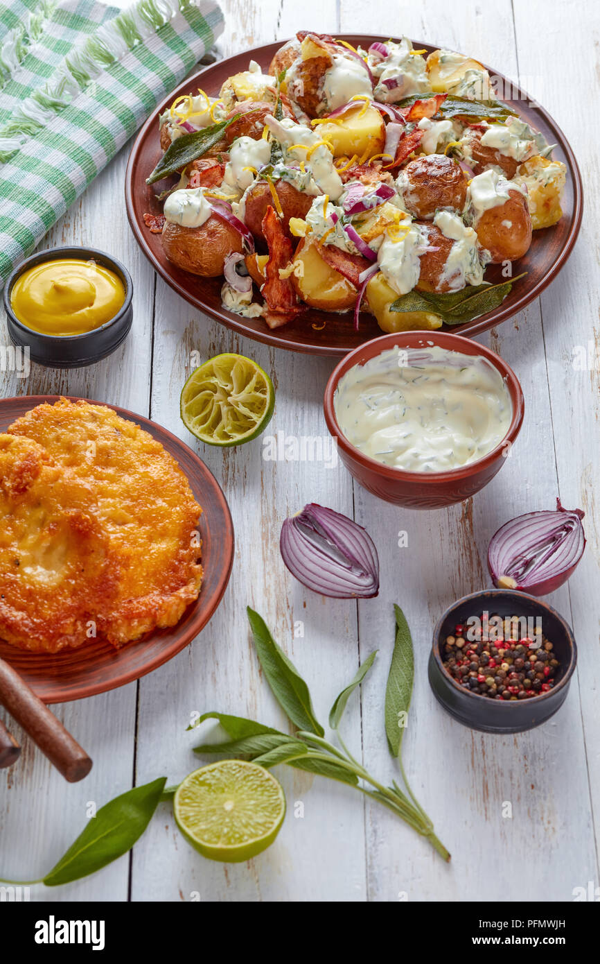 Nouveau Salade de pommes de terre et de bacon croustillant et sage surmontée d'un citron, huile d'olive, du yaourt grec et à la moutarde Banque D'Images