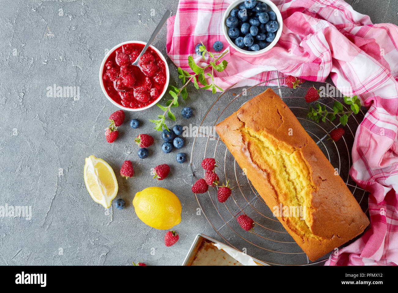 Quatre Quarts Maison Ou Gateau Au Citron Avec Des Baies Remplissant Egalement Connu Sous Le Nom De Gateaux De Voyage Cake Cuisine Francaise Vue De Dessus Copy Space Photo Stock Alamy