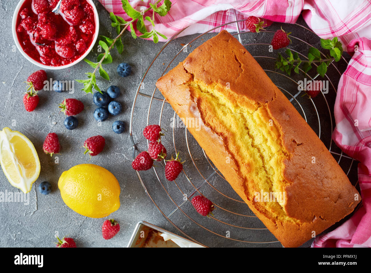 Delicieux Gateau Au Citron Ou Pound Cake Aux Fruits Rouges Remplissant Egalement Connu Sous Le Nom De Gateau De Voyage Cake Cuisine Francaise Vue De Dessus Close Up Mise A Plat Photo Stock