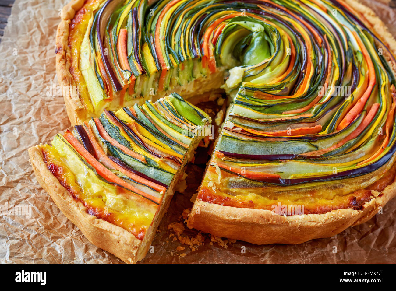 Spirale De Legumes Tarte Fine A La Courgette L Aubergine La Carotte Tranches De Fromage Ricotta Et De Remplissage D Oeufs Coupes En Tranches Sur Un Papier Vue De Dessus Photo Stock Alamy